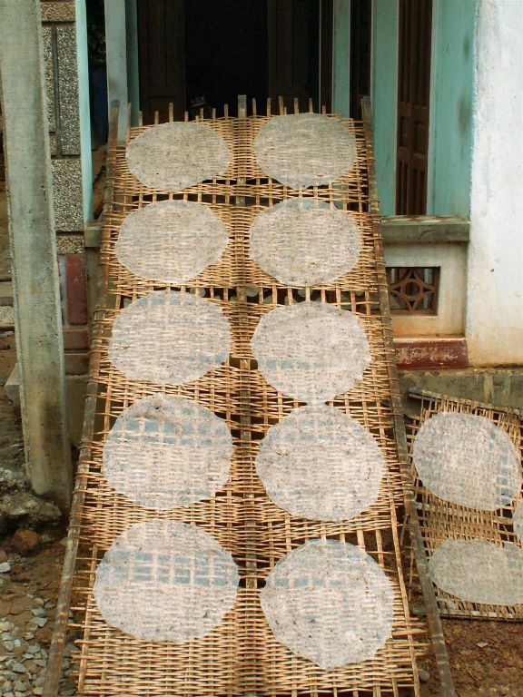 QUINHON -> HOI AN - het drogen van kroepoek in een kroepoek fabriekje