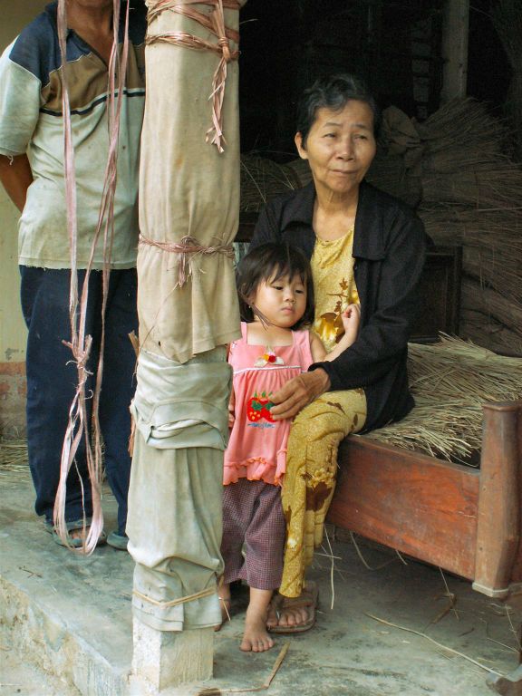 QUINHON -> HOI AN - een oma met kleinkind