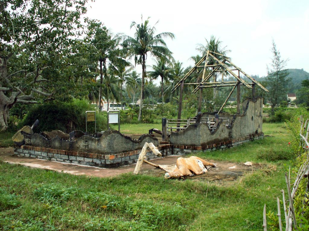 QUINHON -> HOI AN - een afgebrand huis bij het My Lai monument