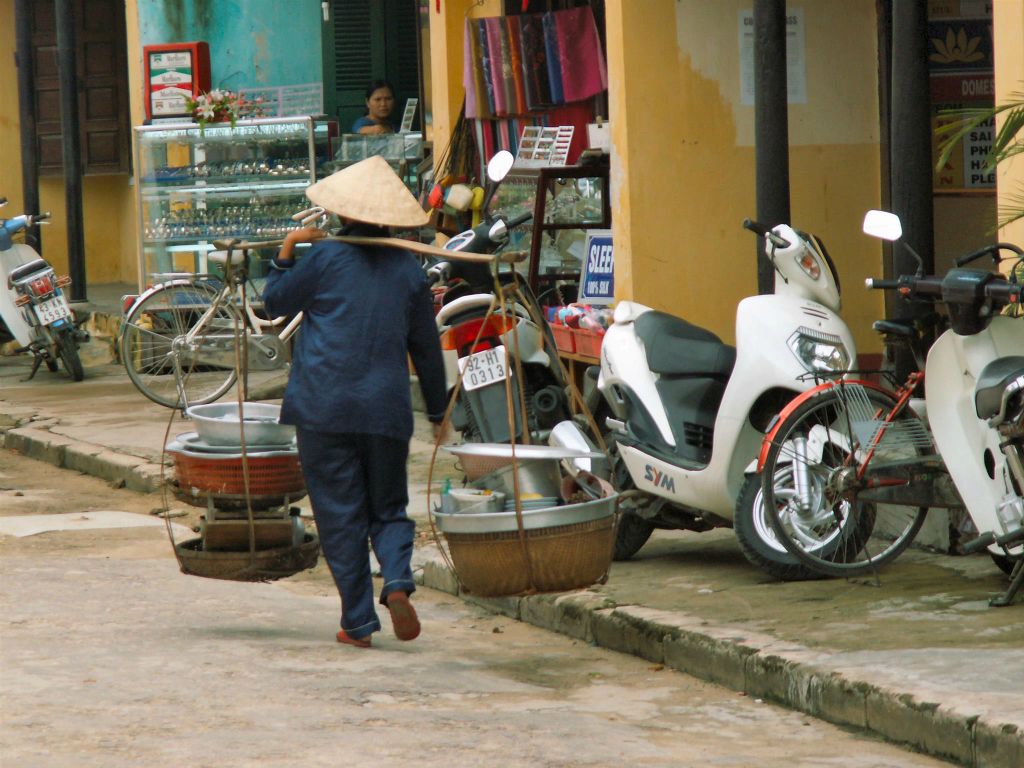 HOI AN - een vrouw met juk op straat