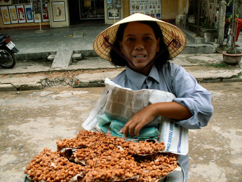 HOI AN - een notenkoek verkoopster