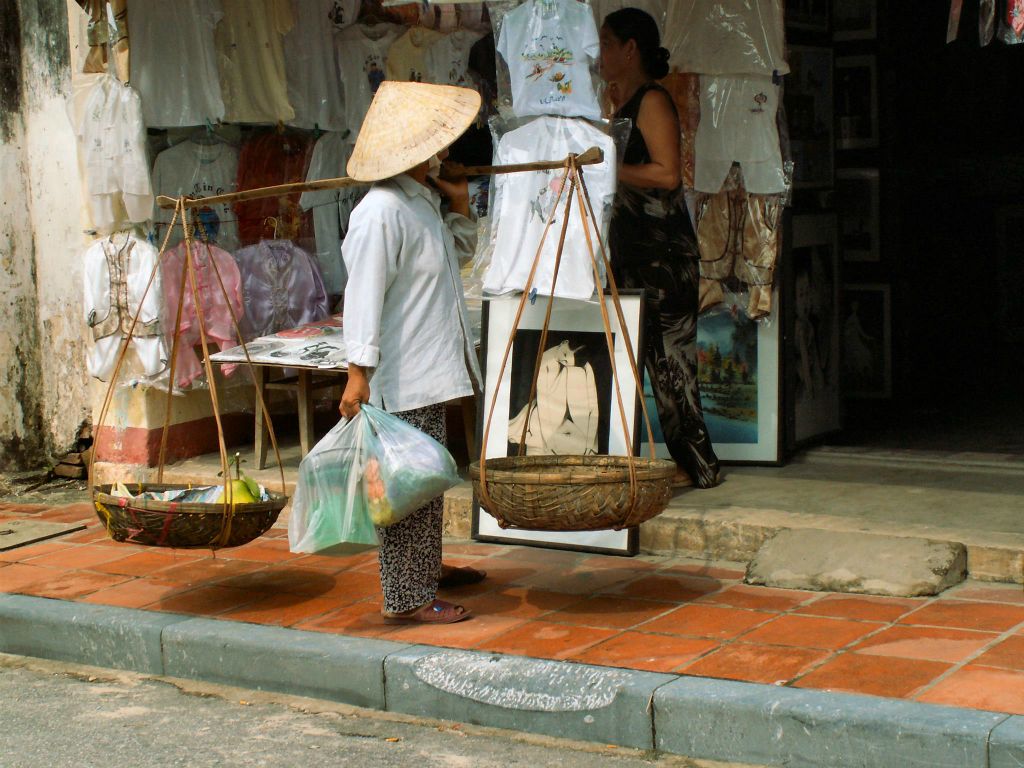 HOI AN - een vrouw met juk