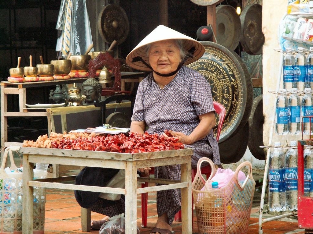 HOI AN - een vrouw die beeldjes verkoopt