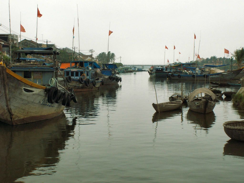 HOI AN - enkele boten in een haven