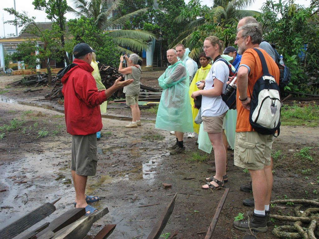 HOI AN - Carlos en groepsgenoten bij een scheepsbouw werkplaats