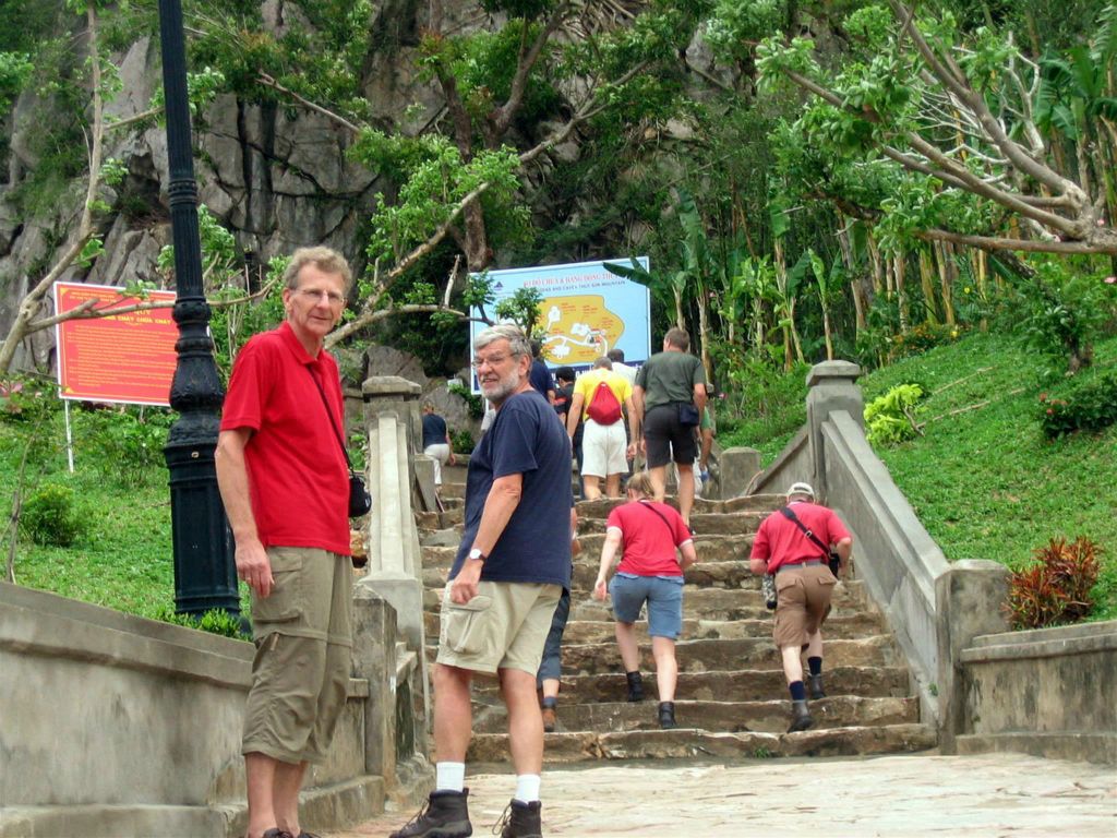 HOI AN -> DA NANG - Carlos en groepsgenoten bij Marble mountains