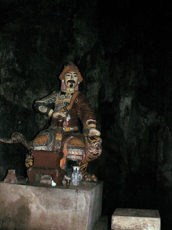 HOI AN -> DA NANG - een beeld bij een tempel bij Marble mountains
