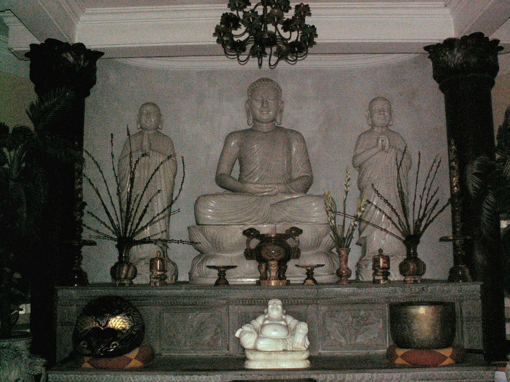 HOI AN -> DA NANG - enkele buddha beelden bij een tempel bij Marble mountains