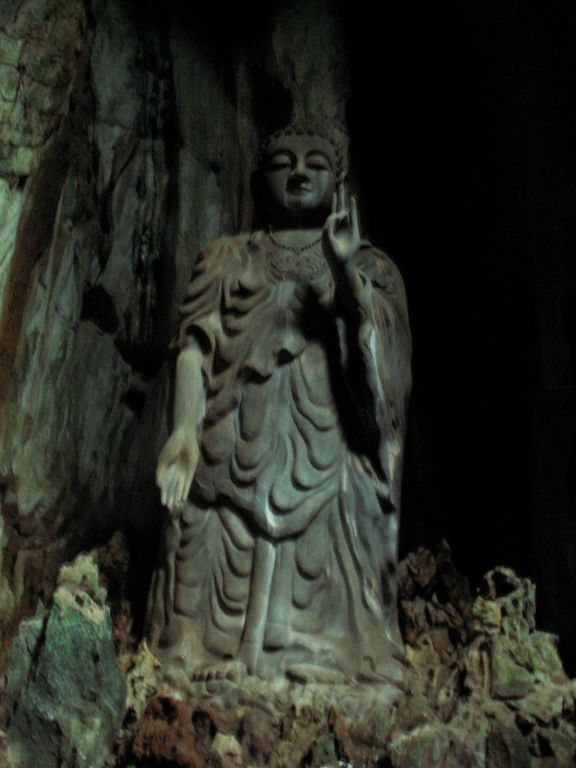HOI AN -> DA NANG - een buddha beeld bij Marble mountains