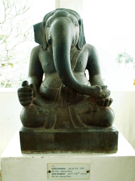 DA NANG - een beeld bij het Cham Pa museum