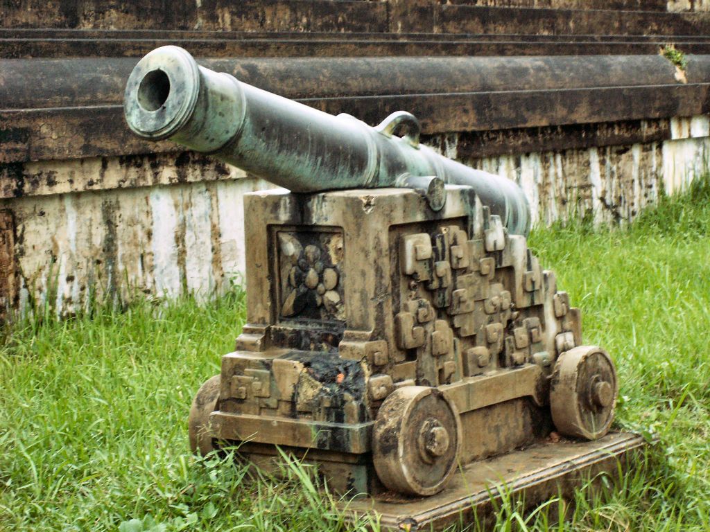 HUÉ - een kanon bij de citadel