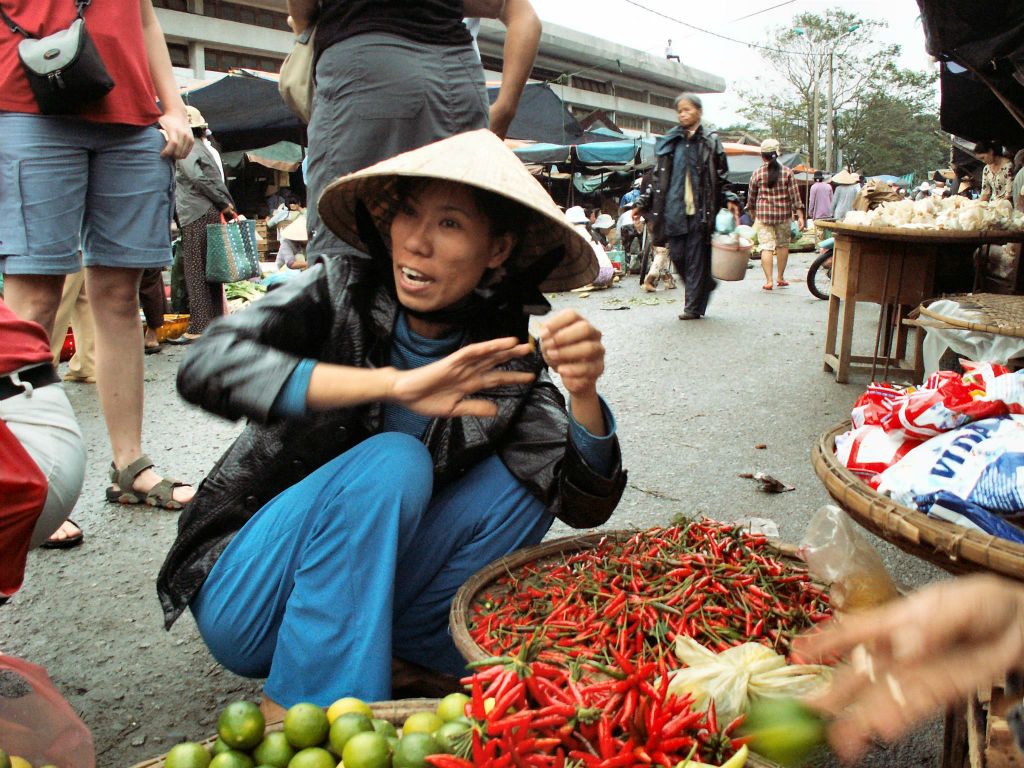 HUÉ - een vrouw die pepers verkoopt op een markt
