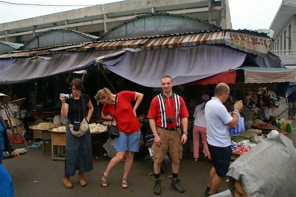 HUÉ - Carlos en groepsgenoten op een markt