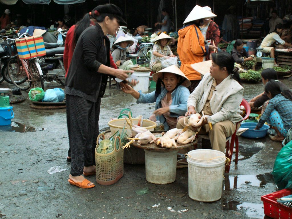 HUÉ - de verkoop van geslachte kippen te koop een markt
