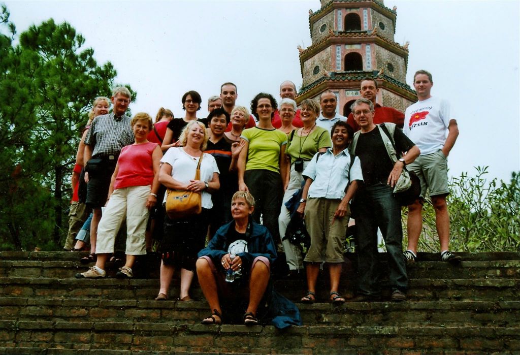 HUÉ - de groepsfoto bij de Thien Mu pagoda