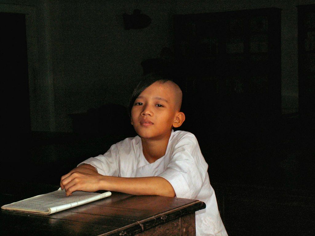 HUÉ - een jonge monnik bij de Thien Mu pagoda