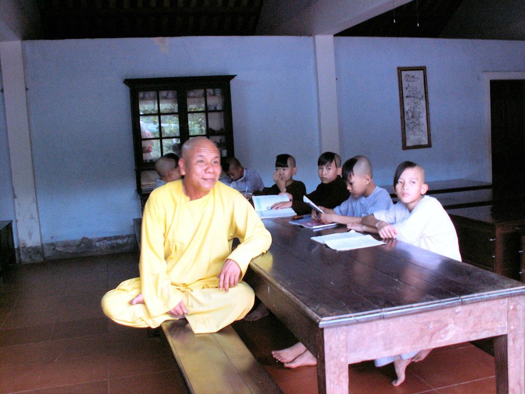 HUÉ - een klas met jonge monniken bij de Thien Mu pagoda