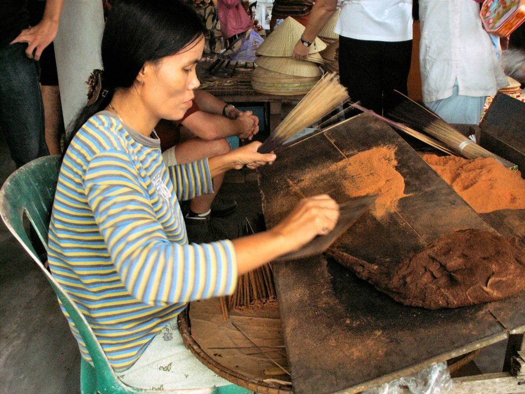 HUÉ - een vrouw die wierrook stokjes aan het maken is