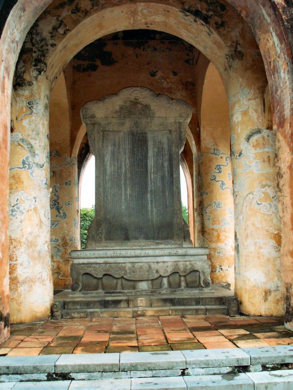 HUÉ - een grafsteen bij de Tu Duc tombe