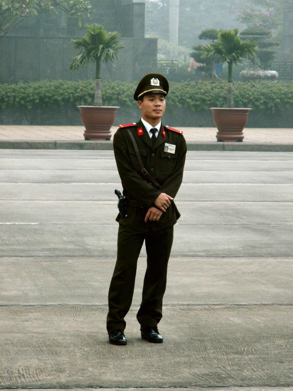 HANOI - een politieagent bij het Ho Chi Minh Mausoleum