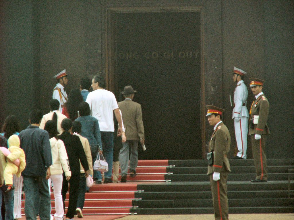 HANOI - de ingang van het Ho Chi Minh Mausoleum