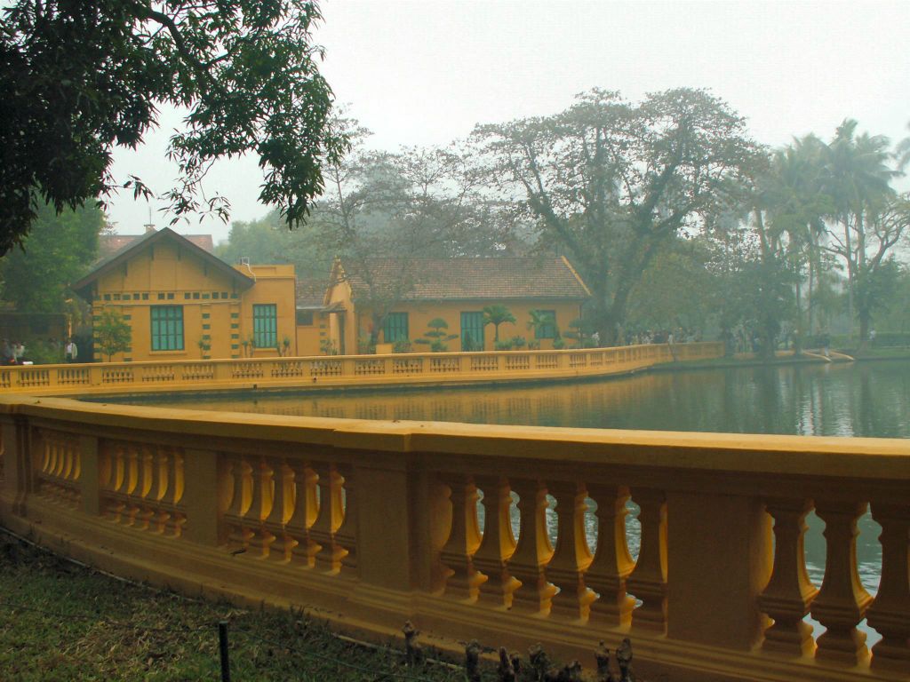 HANOI - het huis waar Ho Chi Minh woonde en werkte tussen 1954-1958 bij het Ho Chi Minh Mausoleum