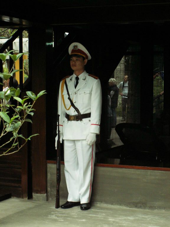 HANOI - de bewaking voor het stilt huis waar Ho Chi Minh woonde en werkte tussen 1958-1969 bij het Ho Chi Minh Mausoleum