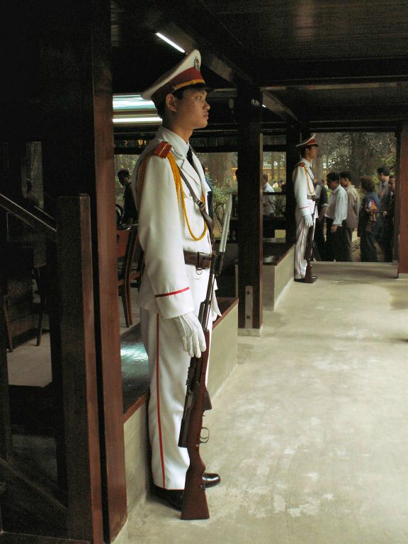 HANOI - de bewaking voor het stilt huis waar Ho Chi Minh woonde en werkte tussen 1958-1969 bij het Ho Chi Minh Mausoleum