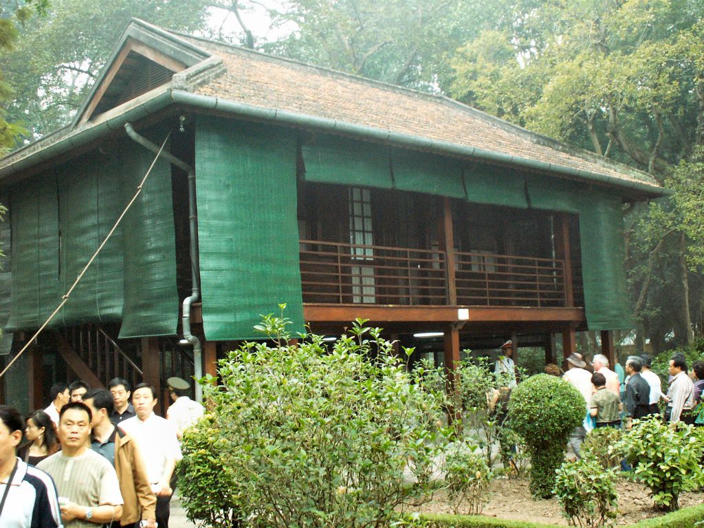 HANOI - het stilt huis waar Ho Chi Minh woonde en werkte tussen 1958-1969 bij het Ho Chi Minh Mausoleum