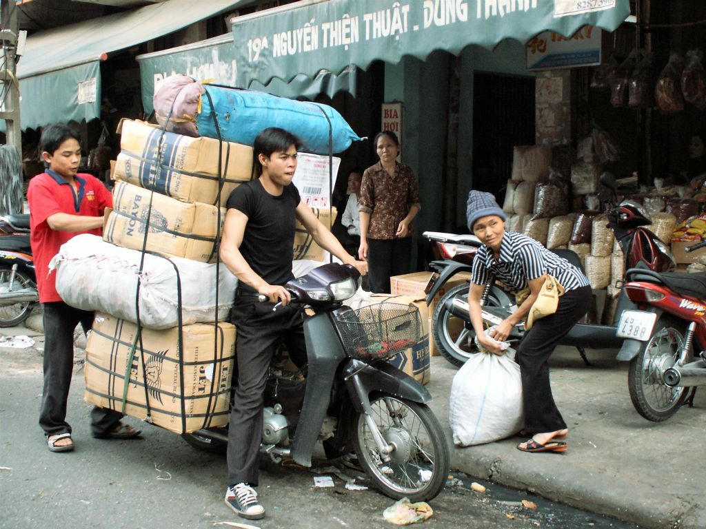 HANOI - een volbeladen brommer