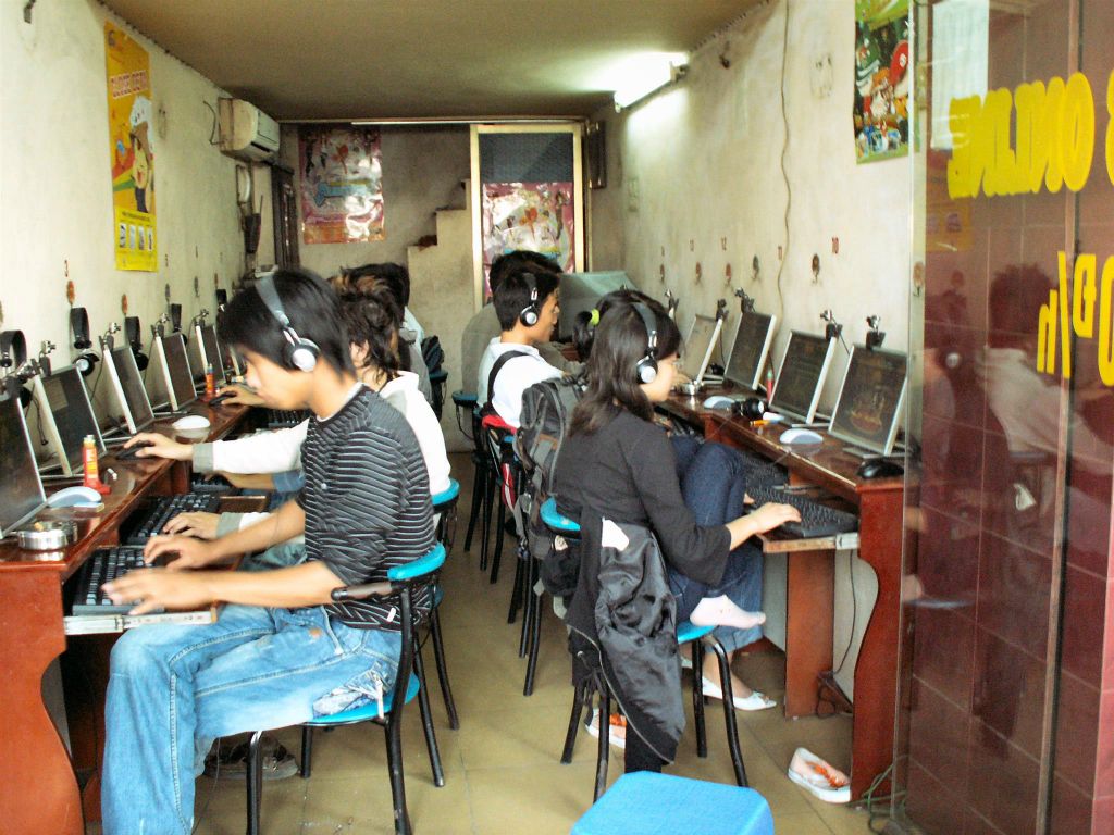 HANOI - een internetcafe