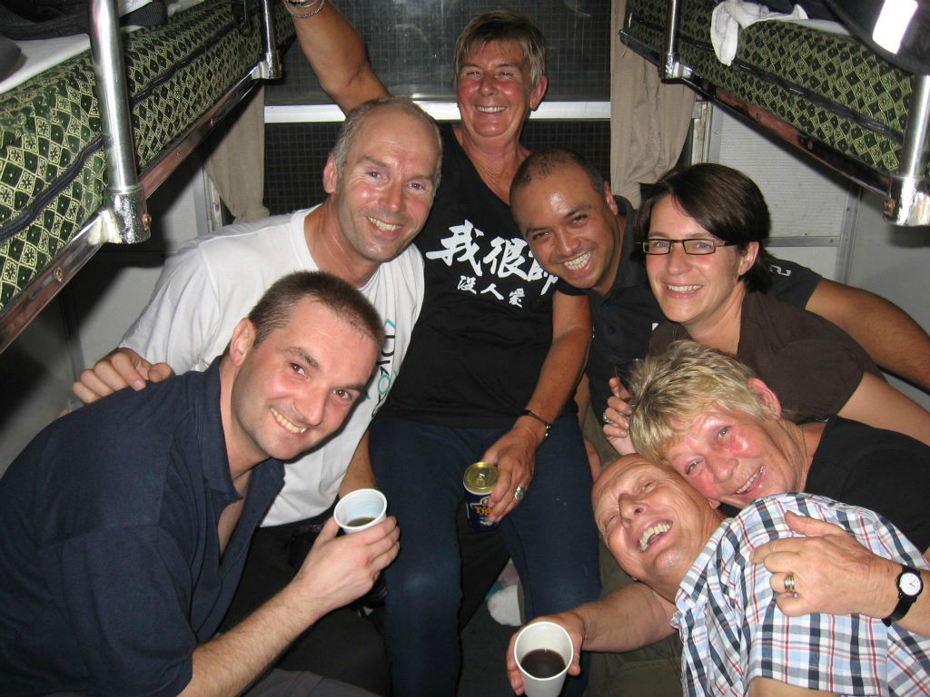 HANOI -> LAO CAI - Carlos en groepsgenoten in een treincoupé