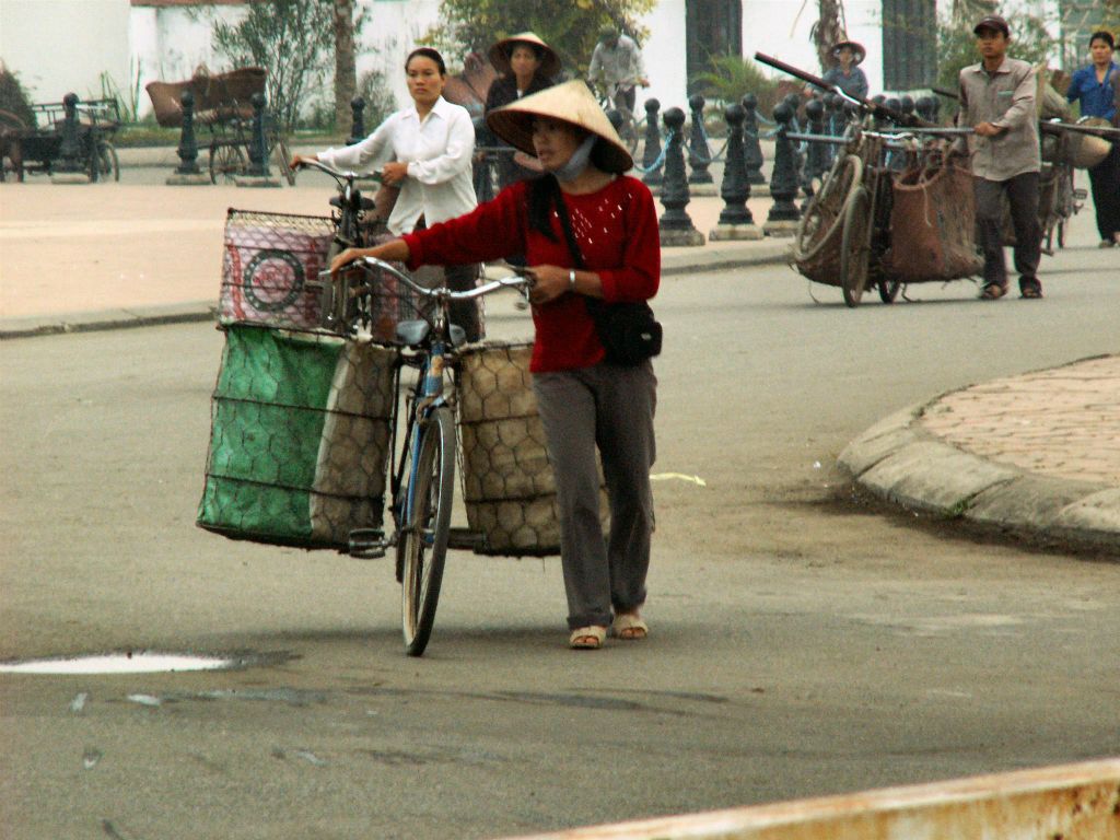 LAO CAI -> SAPA - enkele mensen bij een grens met China
