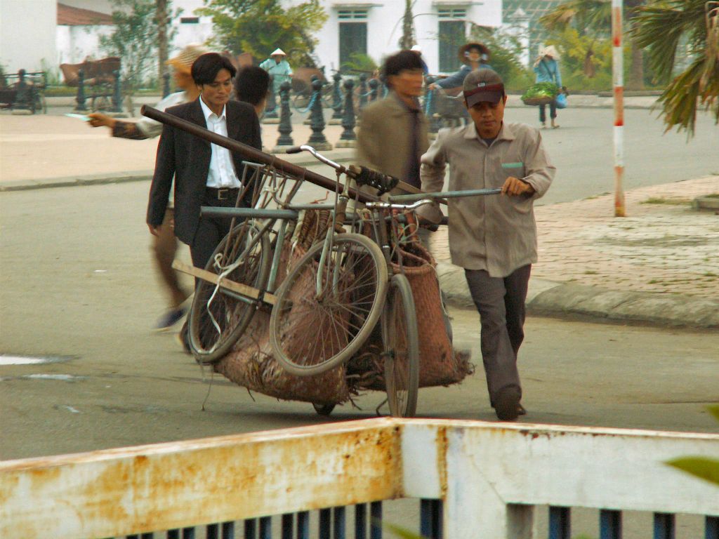 LAO CAI -> SAPA - enkele mensen bij een grens met China