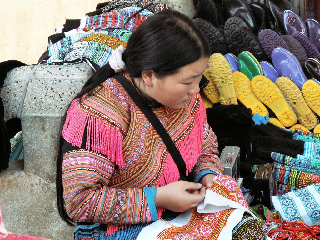 SAPA - een vrouw aan het borduren op een markt
