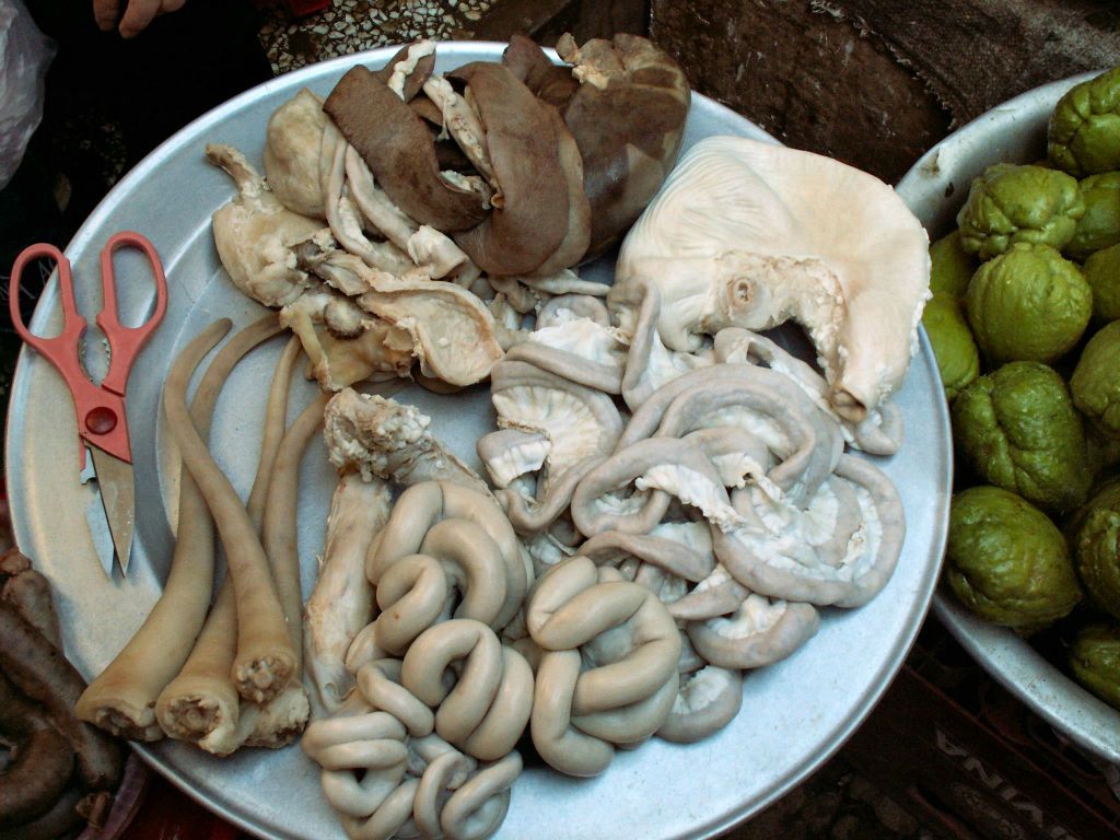 SAPA - een schaal met ingewanden op een markt