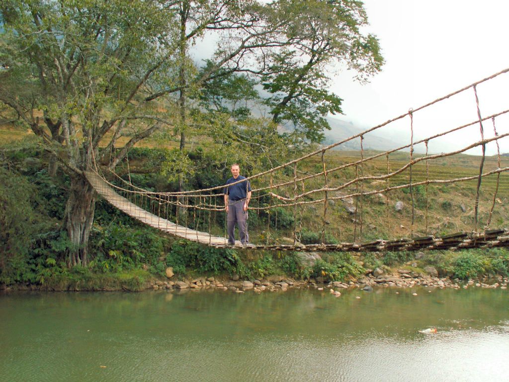 SAPA - Carlos op een hangbrug