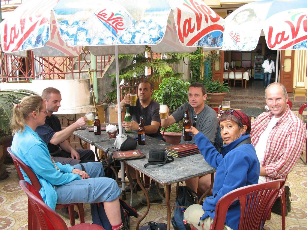 SAPA - Carlos en groepsgenoten op een terras