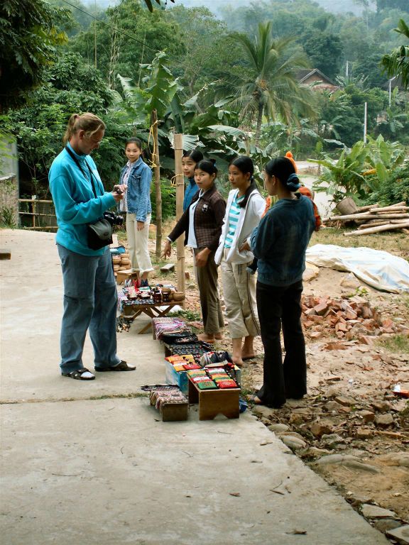 MAI CHAU - Brenda bekijkt de koopwaar