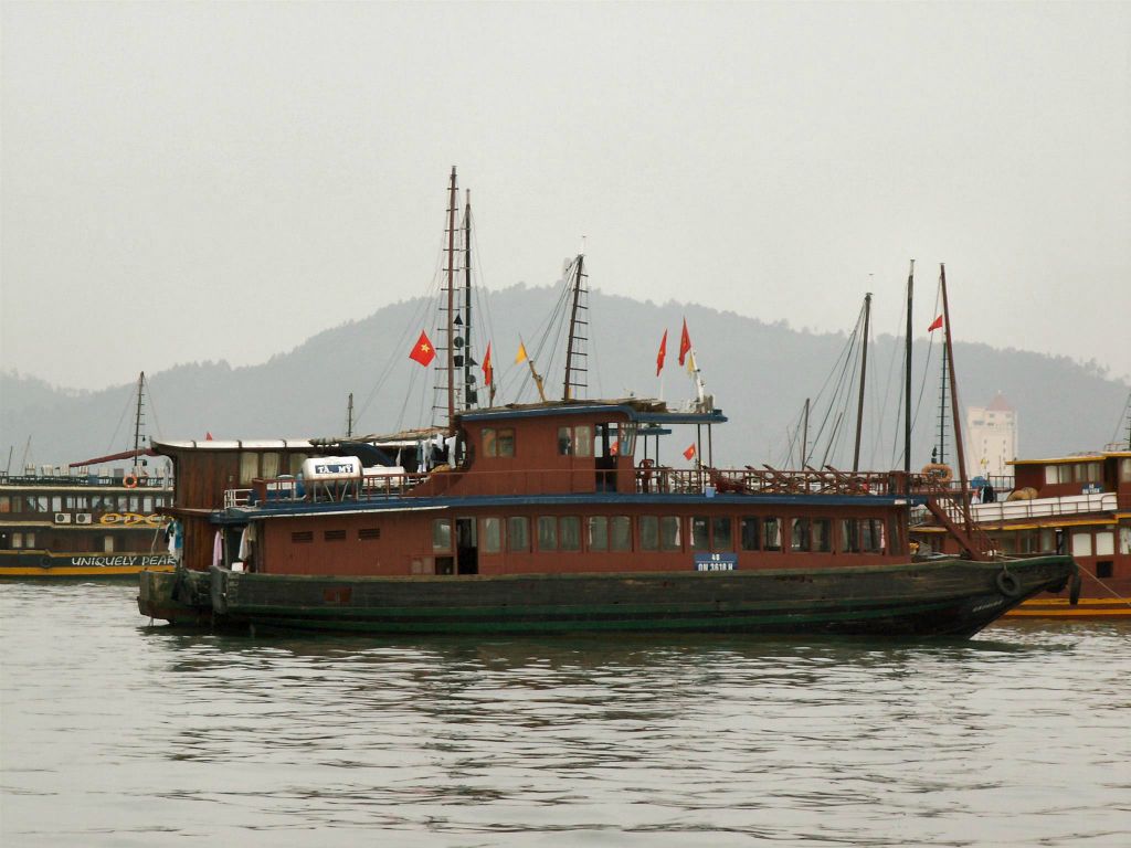 HALONG BAY - een schip
