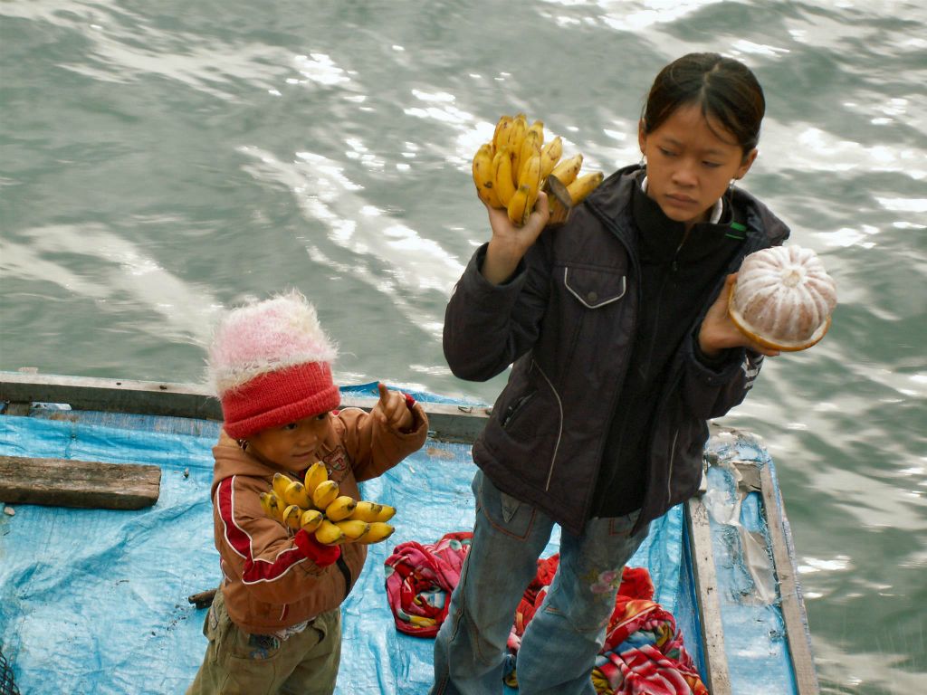 HALONG BAY - twee fruitverkopers