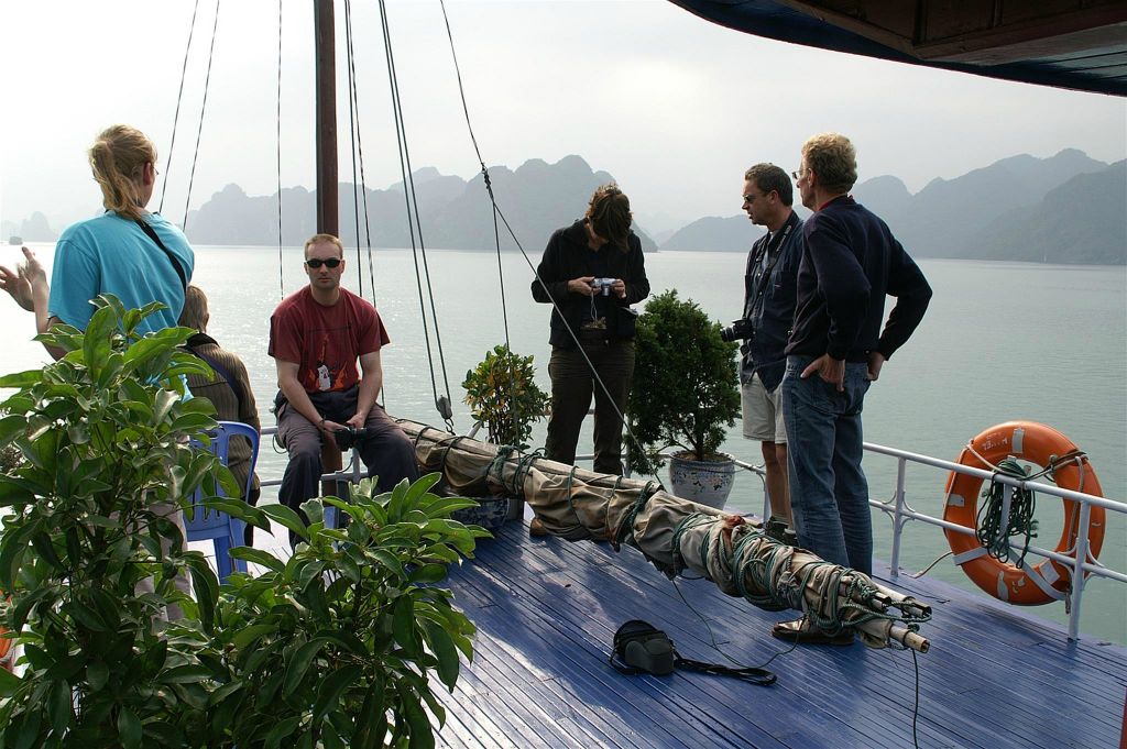HALONG BAY - Carlos en groepsgenoten op een boot