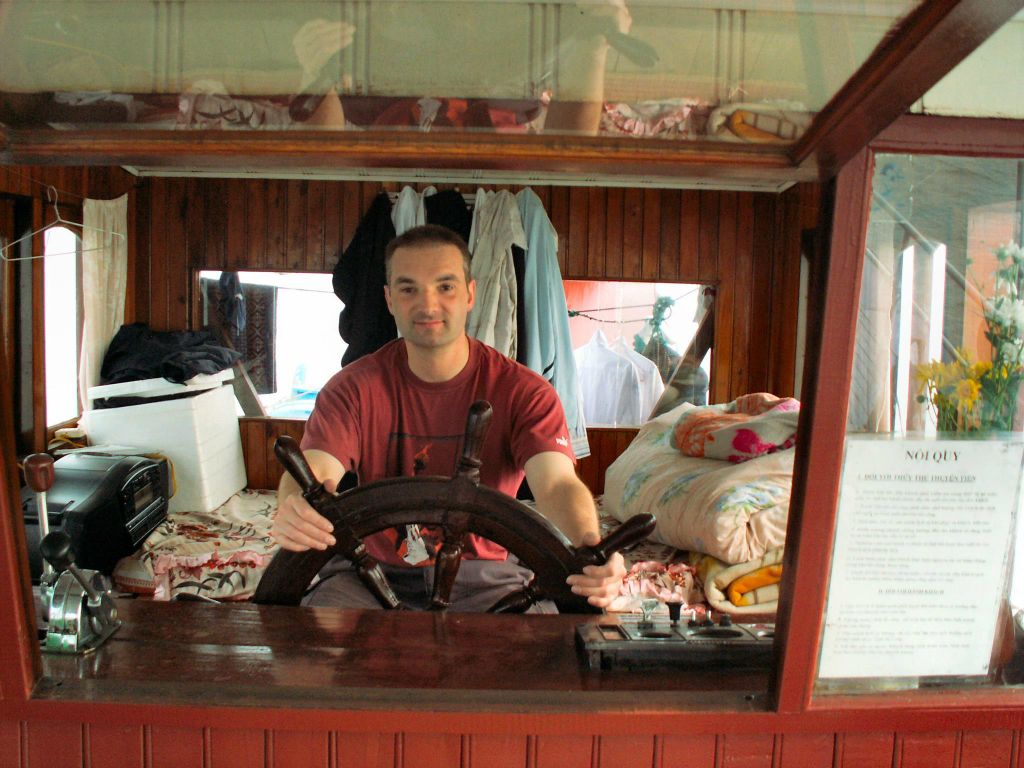 HALONG BAY - Carlos achter het roer van een boot