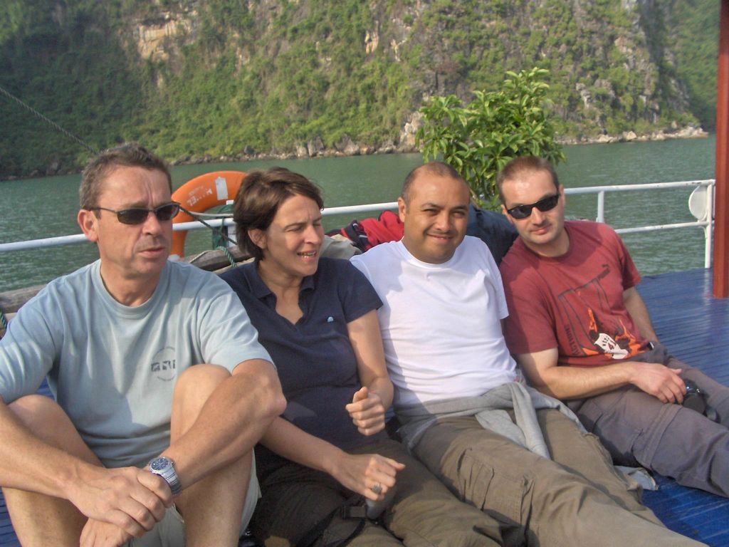 HALONG BAY - Carlos en groepsgenoten op een boot