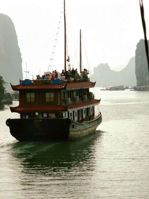 HALONG BAY - een boot