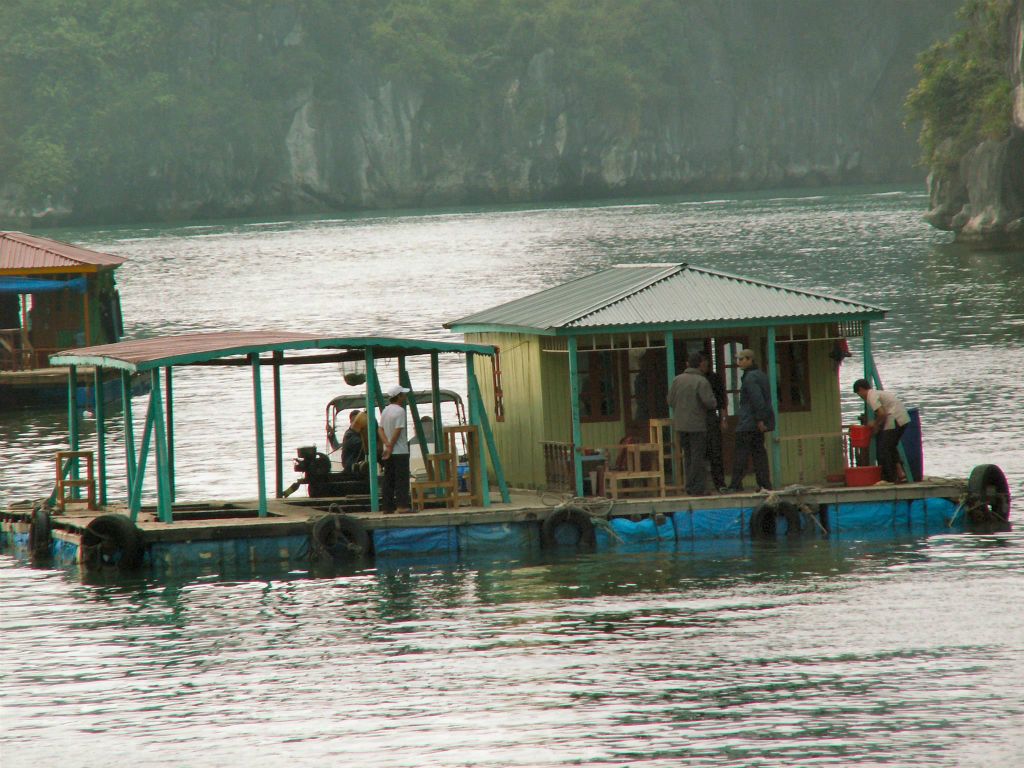 HALONG BAY - een vissenkwekerij op het water