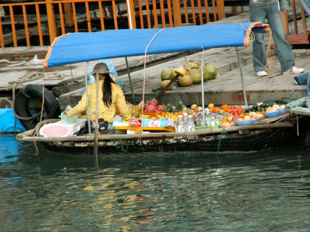 HALONG BAY - een kleine supermarkt