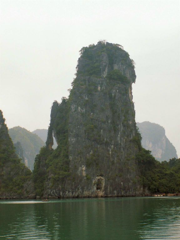 HALONG BAY - een rots in het water