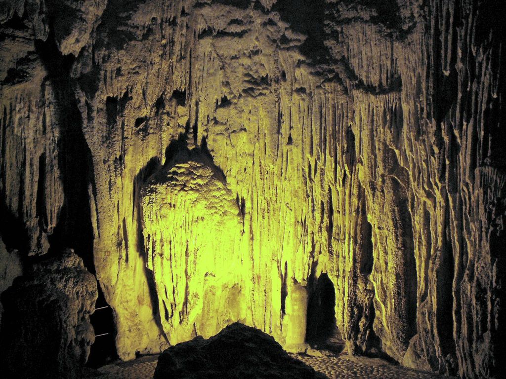 HALONG BAY - een druipsteengrot