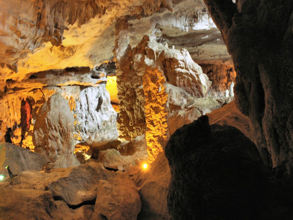 HALONG BAY - een druipsteengrot